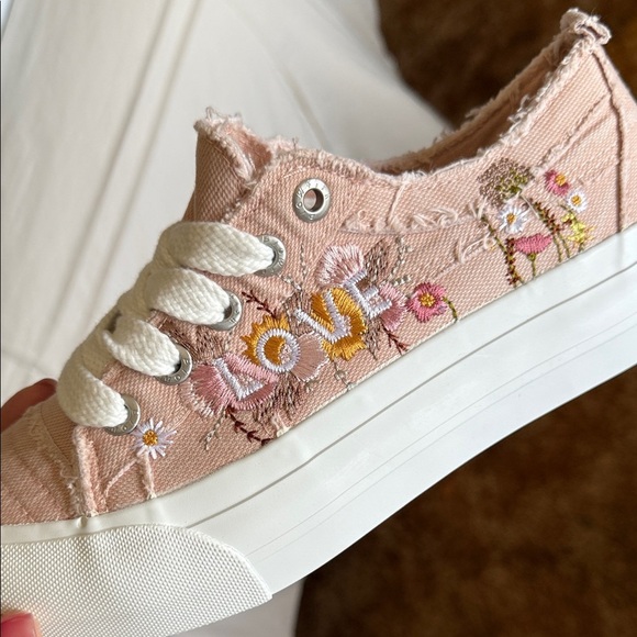 💕HP Blowfish Sadie Pink Canvas Sneakers - Picture 4 of 8